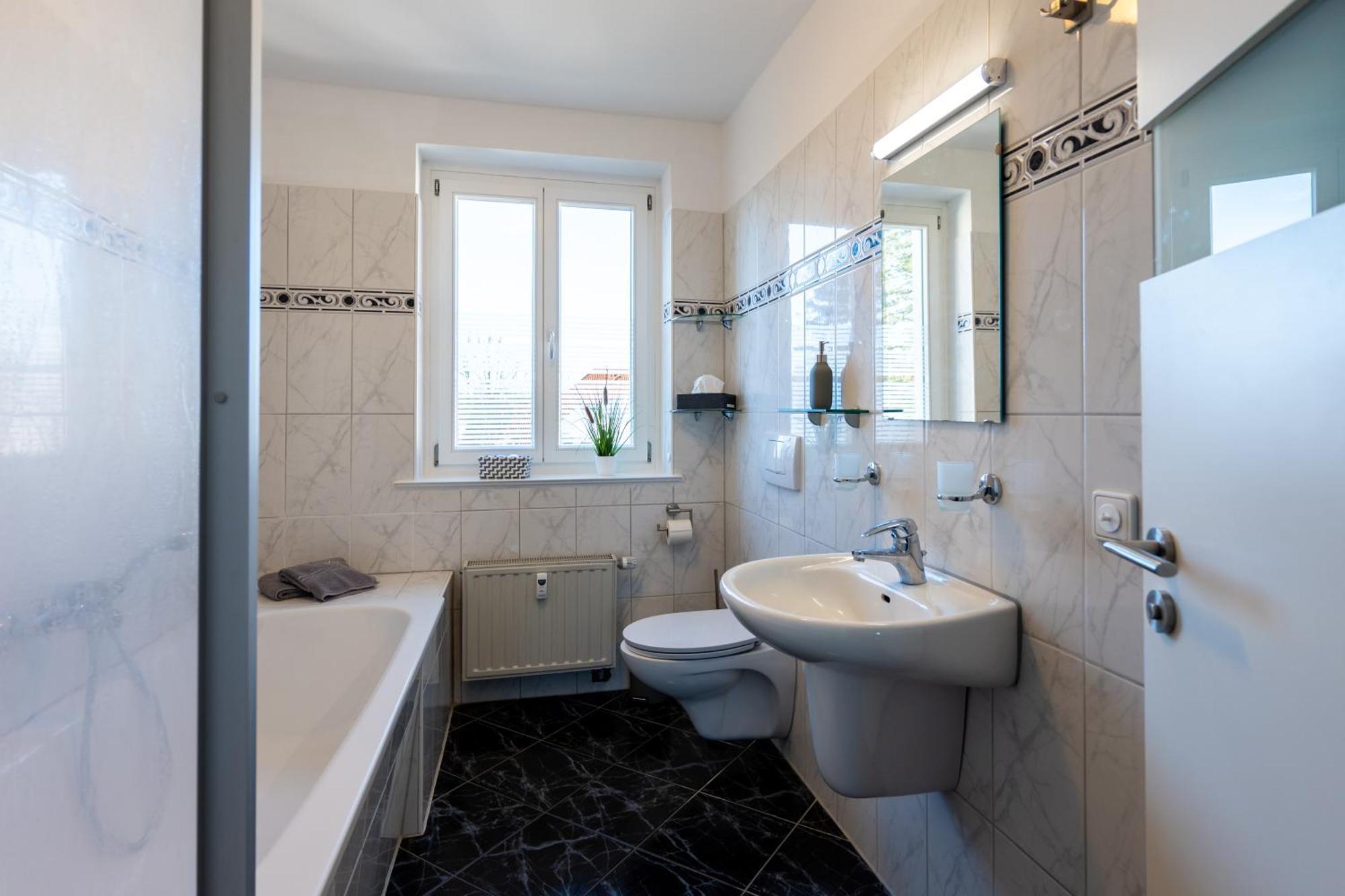 Doppelhaus- Villa Leipzig Schleussig , Moderner Altbau Apartment Dachetage Mit 2 Schlafzimmern Und Separatem Zusatzzimmer , Parkplatz - Balkon - Kamin - Eicheparkett - Arbeitsplatz Buitenkant foto