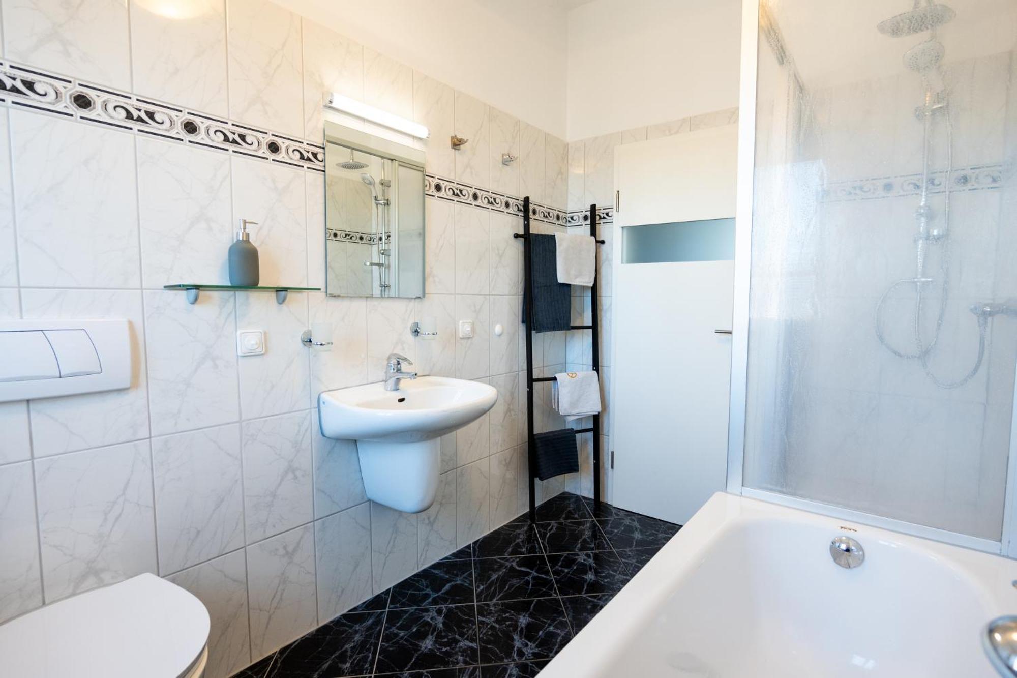 Doppelhaus- Villa Leipzig Schleussig , Moderner Altbau Apartment Dachetage Mit 2 Schlafzimmern Und Separatem Zusatzzimmer , Parkplatz - Balkon - Kamin - Eicheparkett - Arbeitsplatz Buitenkant foto
