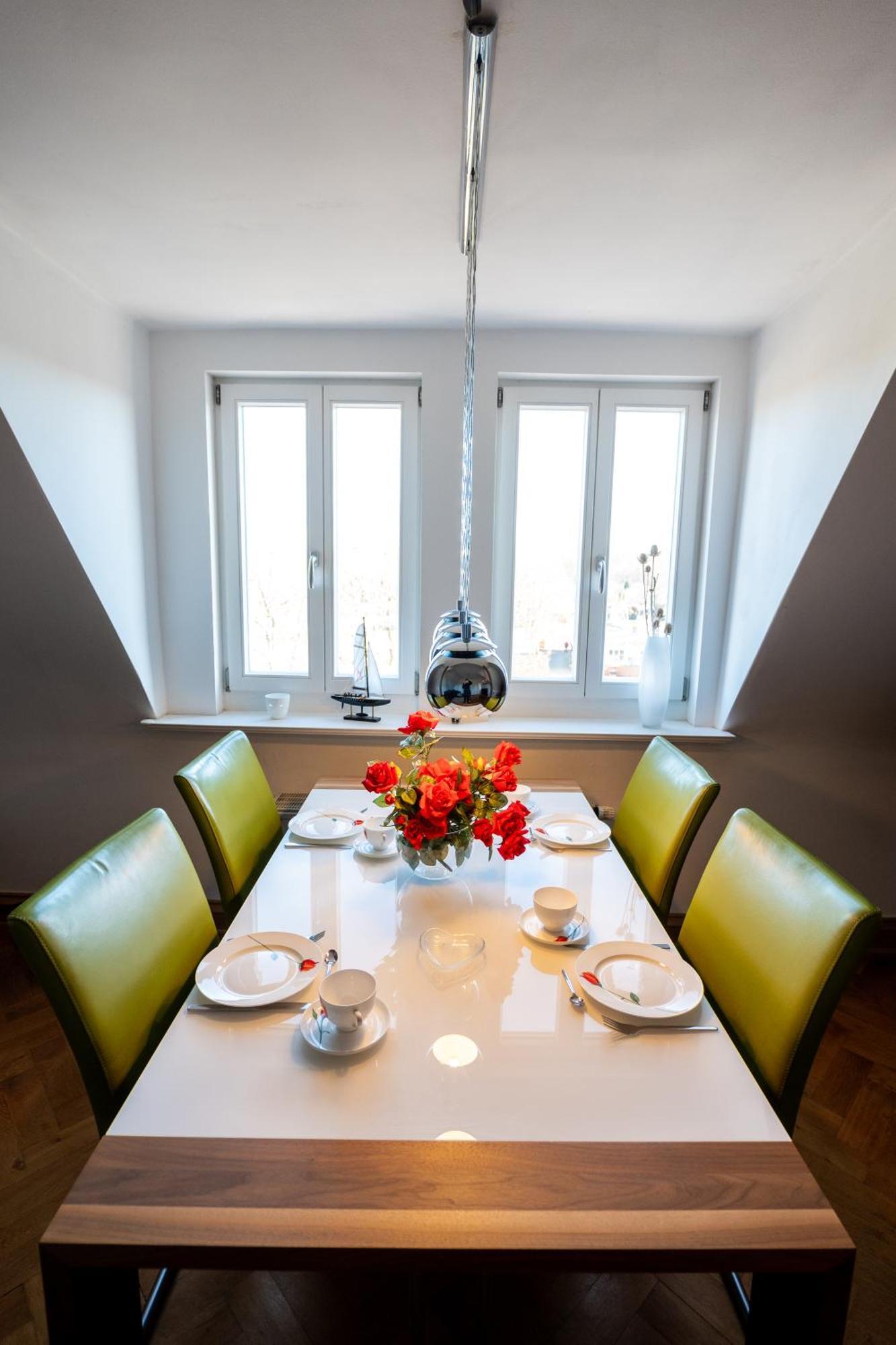Doppelhaus- Villa Leipzig Schleussig , Moderner Altbau Apartment Dachetage Mit 2 Schlafzimmern Und Separatem Zusatzzimmer , Parkplatz - Balkon - Kamin - Eicheparkett - Arbeitsplatz Buitenkant foto