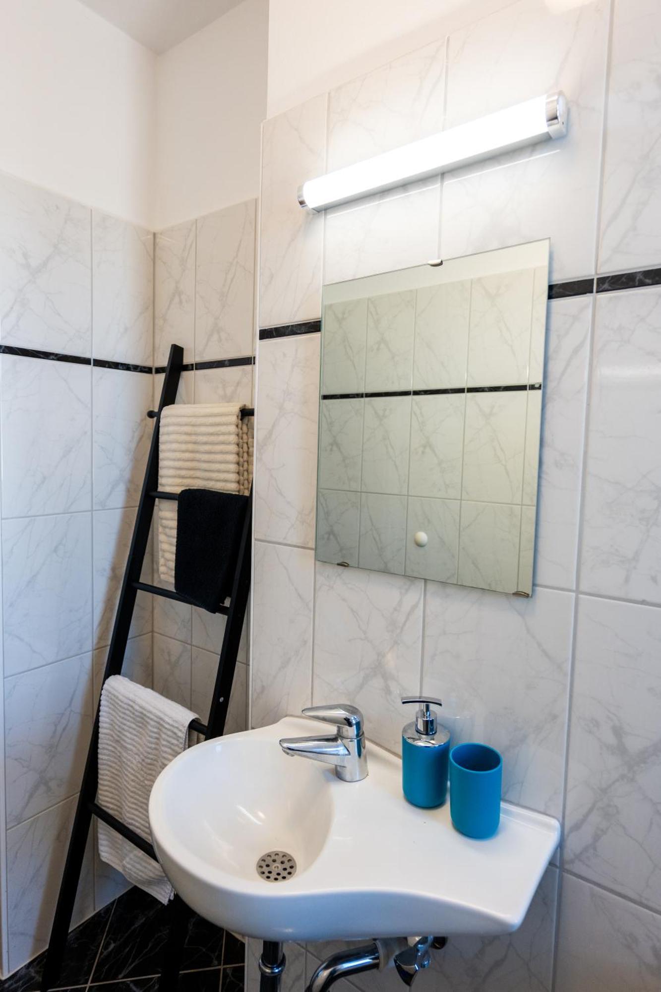 Doppelhaus- Villa Leipzig Schleussig , Moderner Altbau Apartment Dachetage Mit 2 Schlafzimmern Und Separatem Zusatzzimmer , Parkplatz - Balkon - Kamin - Eicheparkett - Arbeitsplatz Buitenkant foto