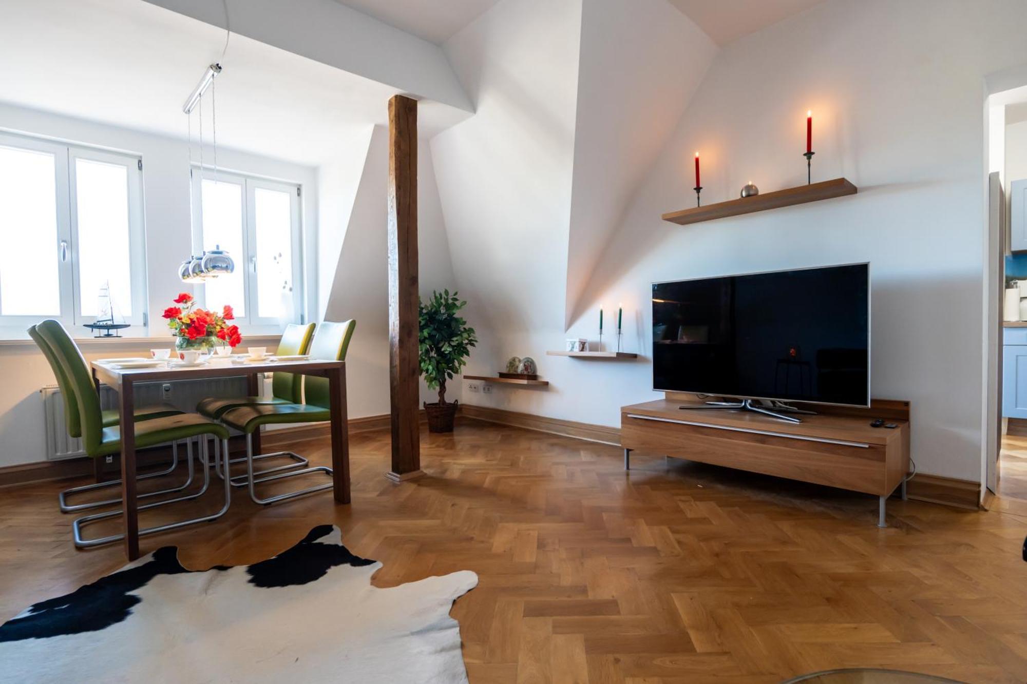 Doppelhaus- Villa Leipzig Schleussig , Moderner Altbau Apartment Dachetage Mit 2 Schlafzimmern Und Separatem Zusatzzimmer , Parkplatz - Balkon - Kamin - Eicheparkett - Arbeitsplatz Buitenkant foto
