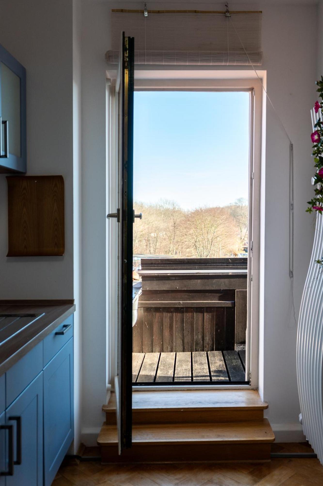Doppelhaus- Villa Leipzig Schleussig , Moderner Altbau Apartment Dachetage Mit 2 Schlafzimmern Und Separatem Zusatzzimmer , Parkplatz - Balkon - Kamin - Eicheparkett - Arbeitsplatz Buitenkant foto