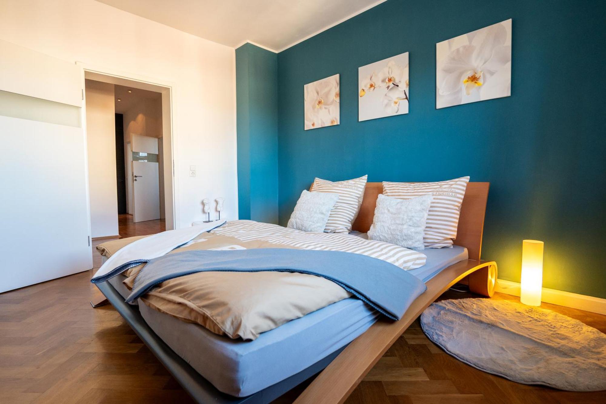 Doppelhaus- Villa Leipzig Schleussig , Moderner Altbau Apartment Dachetage Mit 2 Schlafzimmern Und Separatem Zusatzzimmer , Parkplatz - Balkon - Kamin - Eicheparkett - Arbeitsplatz Buitenkant foto
