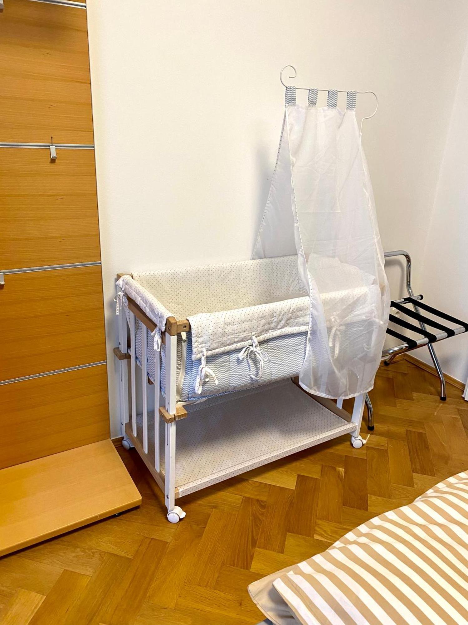 Doppelhaus- Villa Leipzig Schleussig , Moderner Altbau Apartment Dachetage Mit 2 Schlafzimmern Und Separatem Zusatzzimmer , Parkplatz - Balkon - Kamin - Eicheparkett - Arbeitsplatz Buitenkant foto