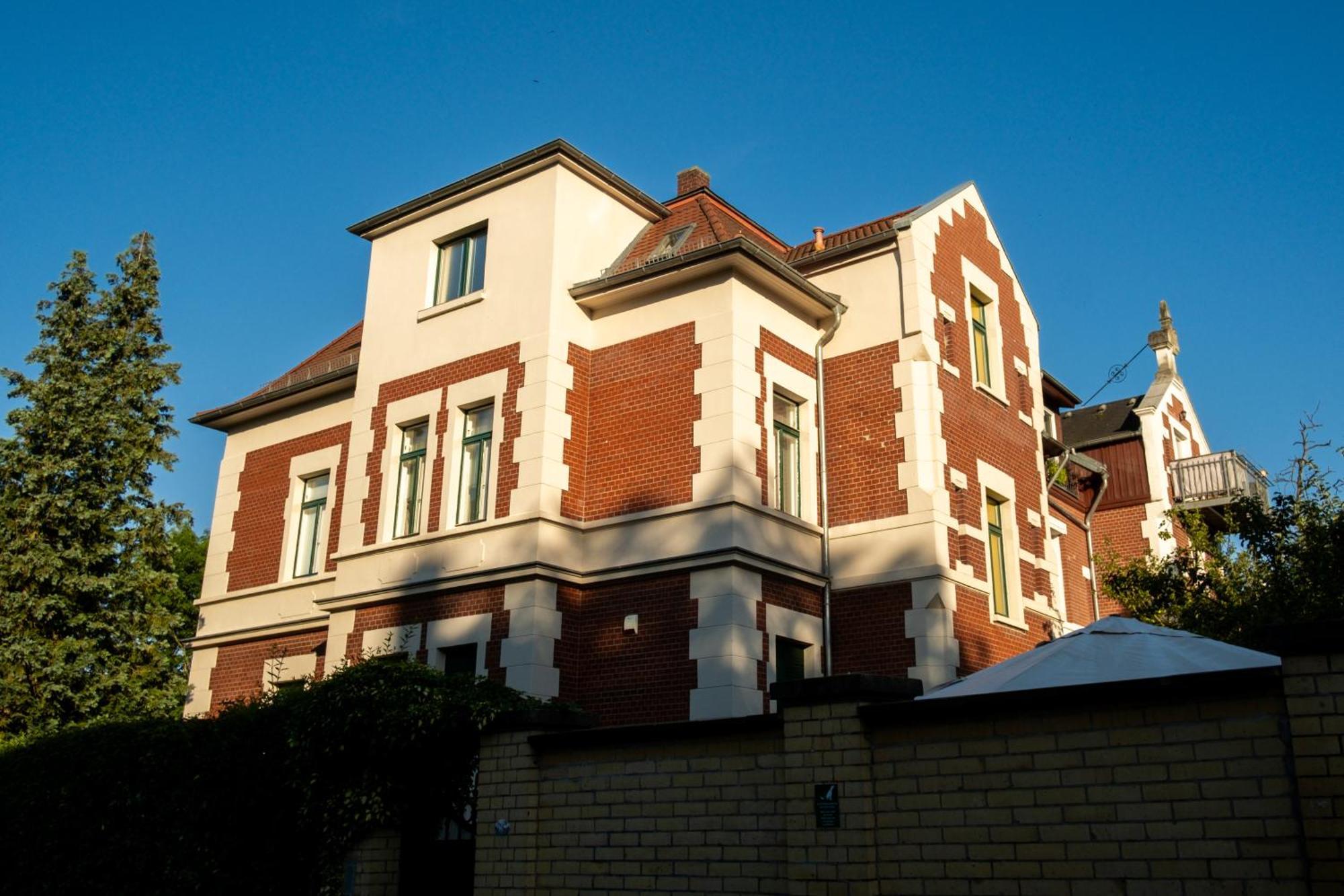 Doppelhaus- Villa Leipzig Schleussig , Moderner Altbau Apartment Dachetage Mit 2 Schlafzimmern Und Separatem Zusatzzimmer , Parkplatz - Balkon - Kamin - Eicheparkett - Arbeitsplatz Buitenkant foto